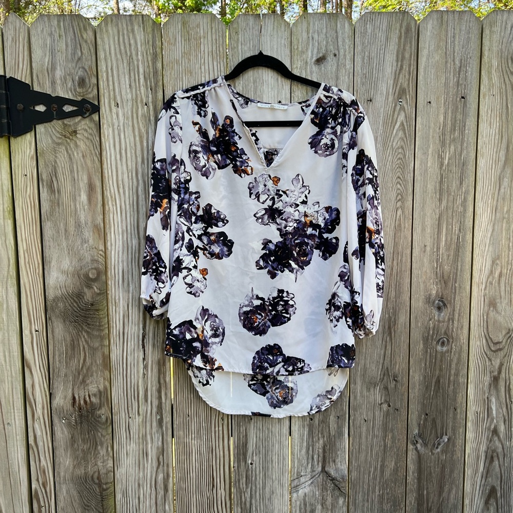 VIOLET & CLAIRE Lilac V Neck Floral Blouse Women’s Medium